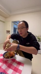 开心小钟吃螃蟹