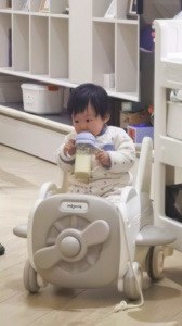 毛仔喝奶瓶