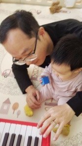 毛仔会亲爸爸啦！