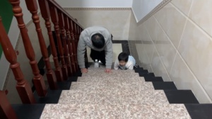 大伯毛毛爬楼梯