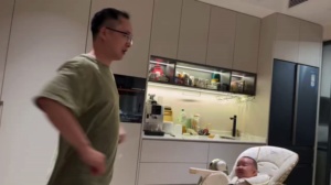 爸爸给毛仔做操