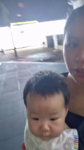 妈妈带毛仔遛弯